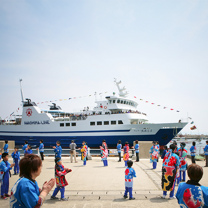 写真：浜辺を歩く馬