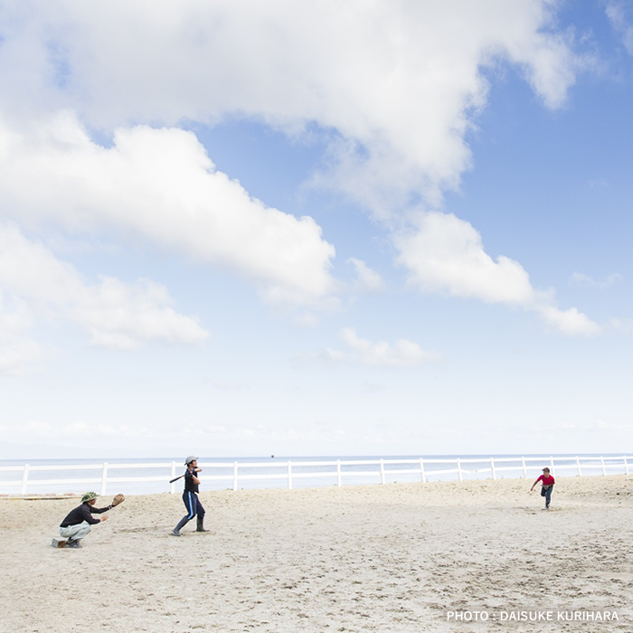 写真：浜辺で野球をする子ども