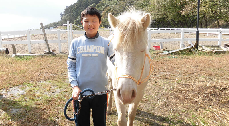 写真：馬と子ども