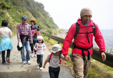 写真：ウォーキング（島内散策）